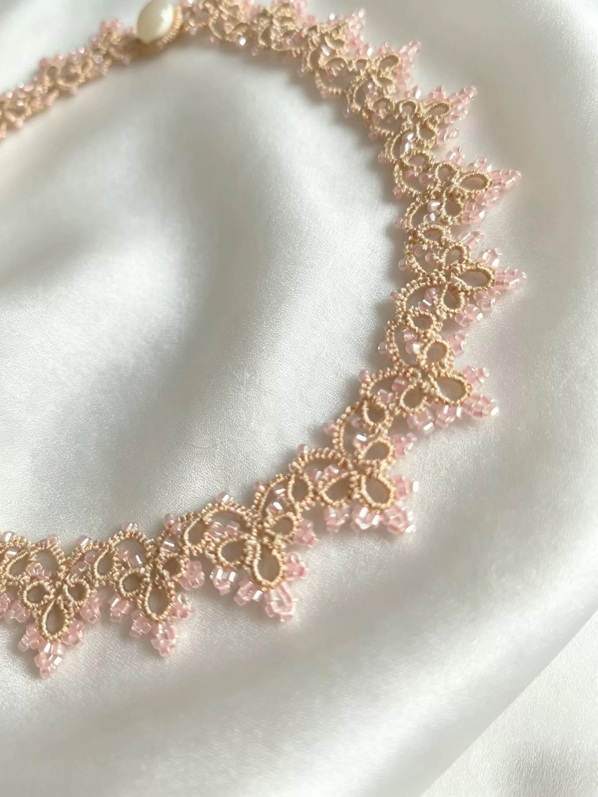 Collana artigianale in pizzo chiacchierino color oro champagne