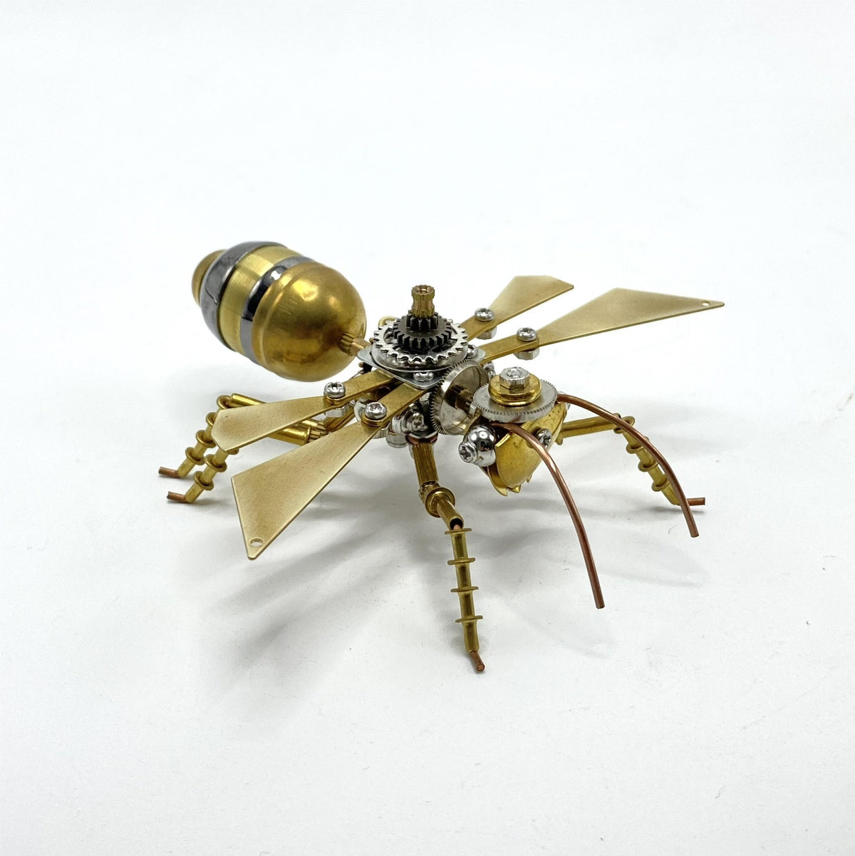 Escultura de metal y hormiga voladora steampunk en latón