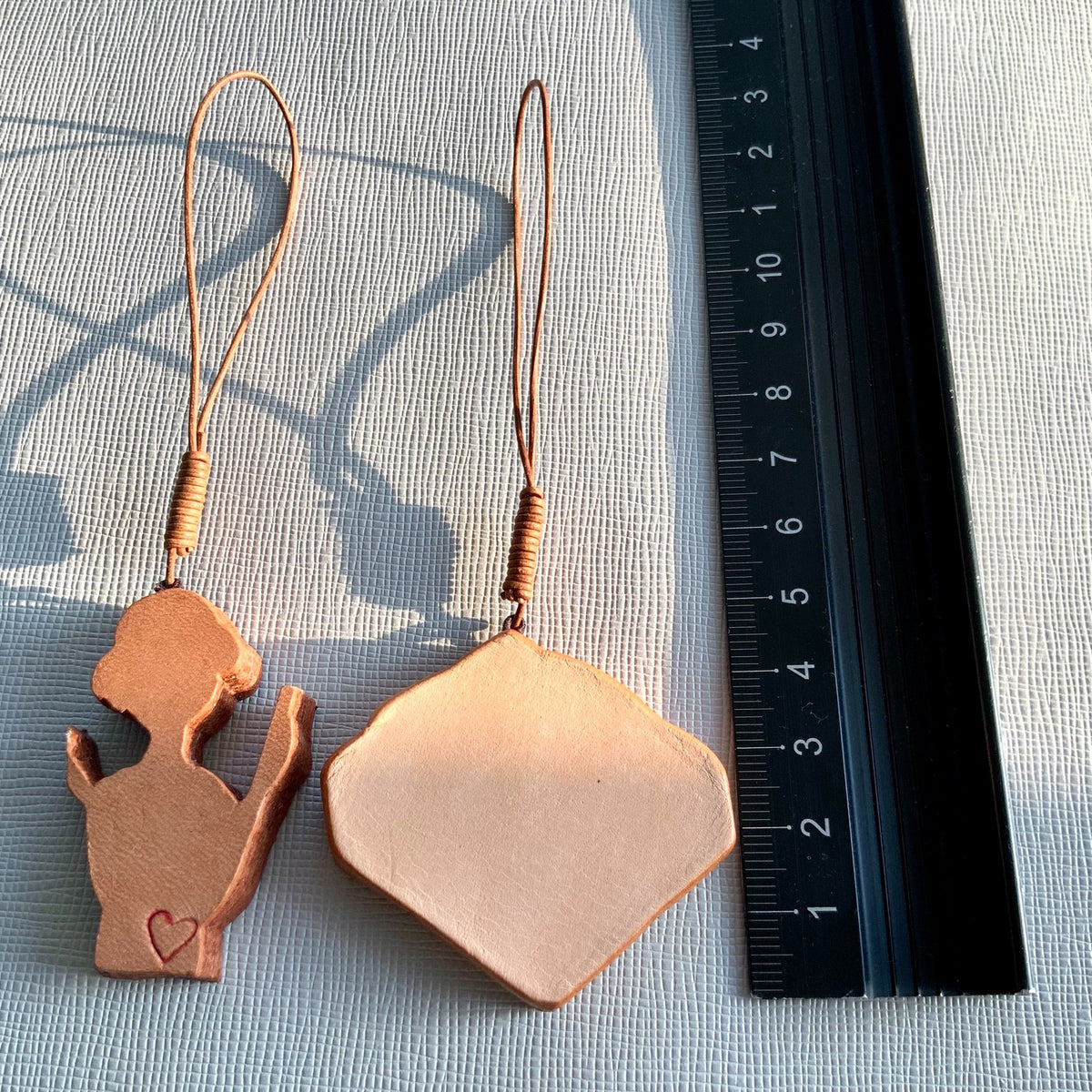 Lädercharm för väska med med rostbröd och figur