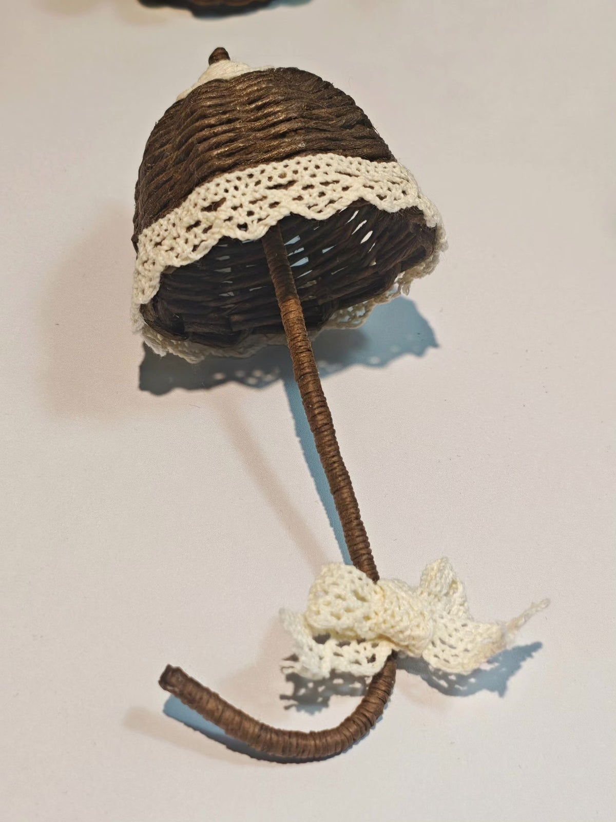 Sombrilla en miniatura de tejido marrón para casas de muñecas