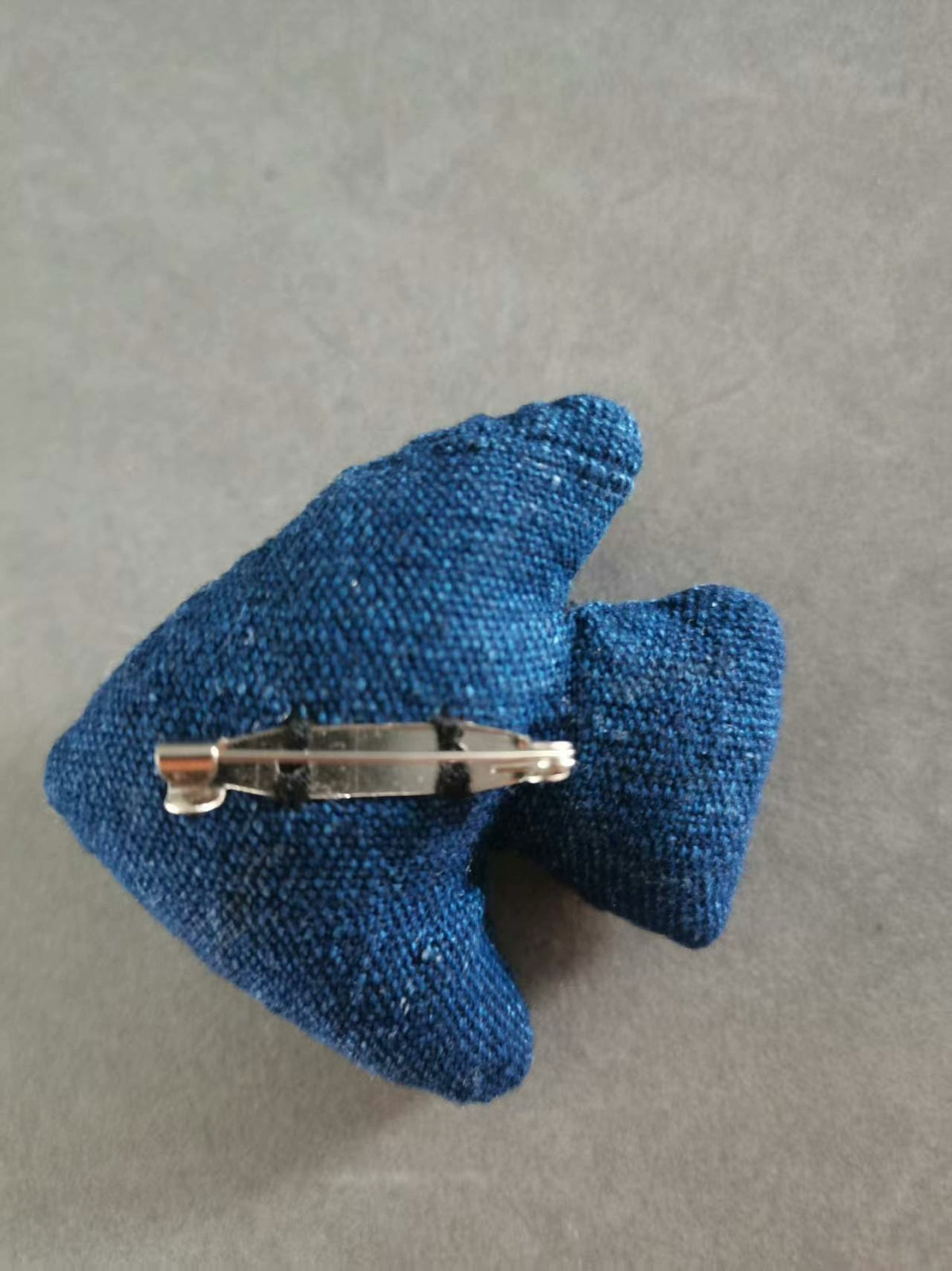 Broche de Peixe Azul de Trama Manual com Aplique Rosa