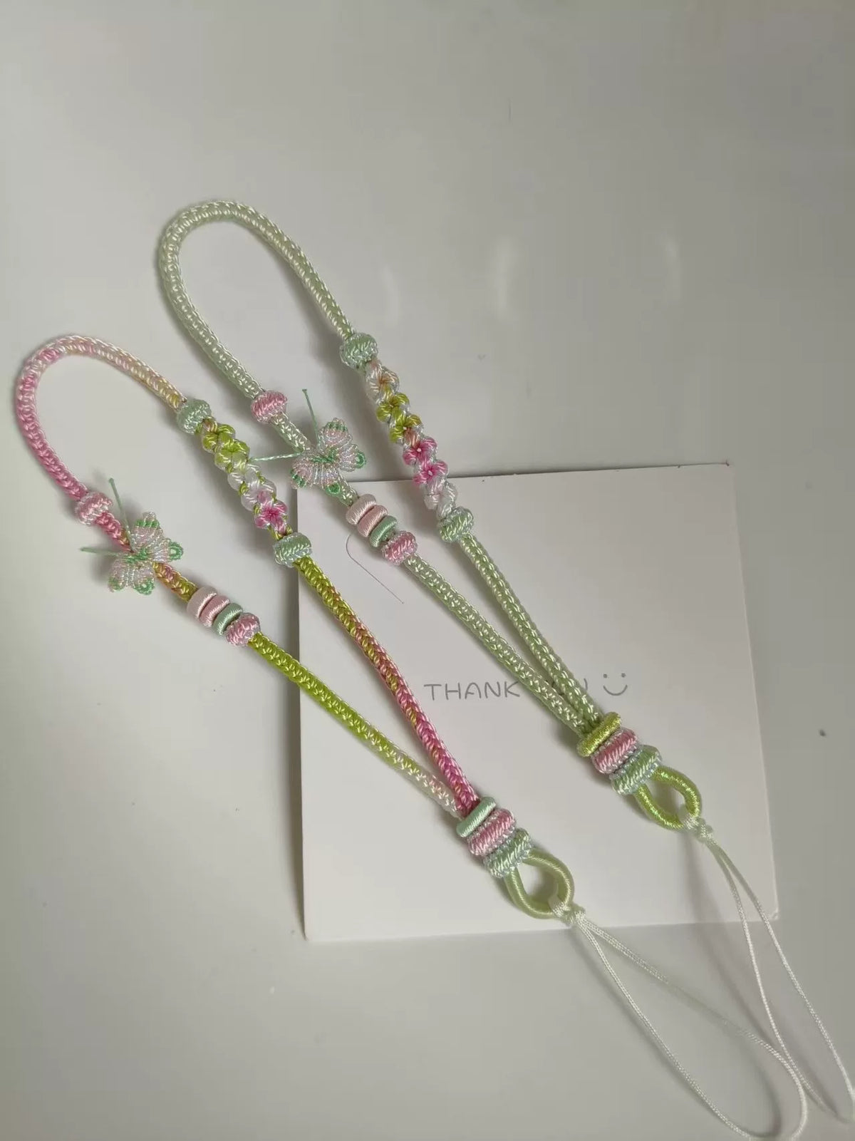 Cordón para móvil tejido a mano degradado rosa y verde