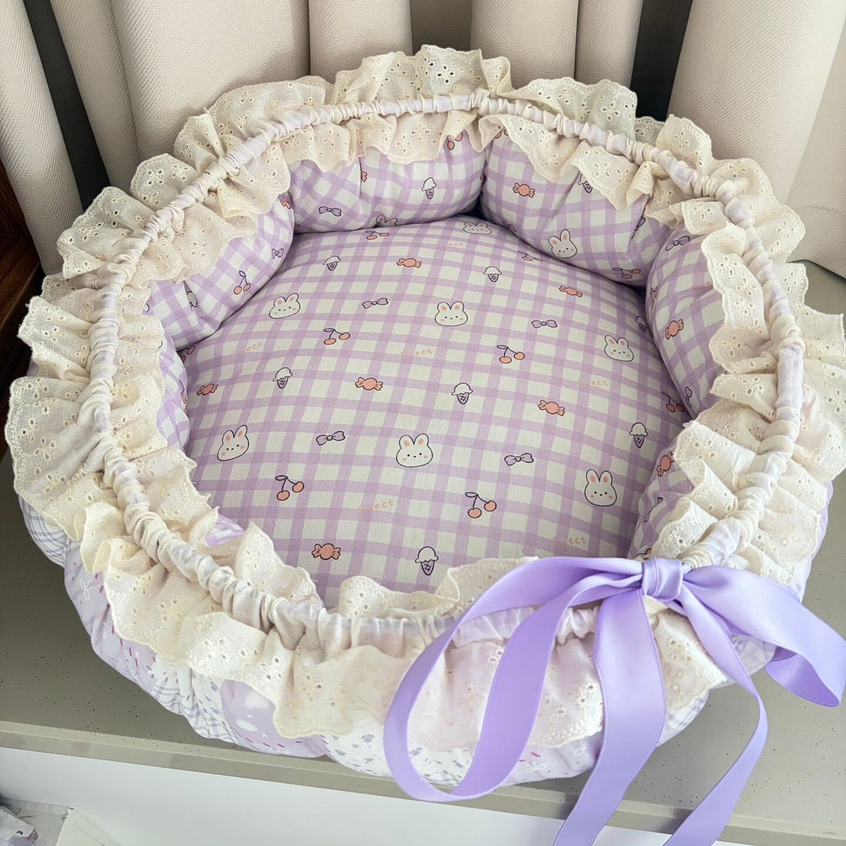 Cama redonda de algodón para mascotas con encaje lavanda