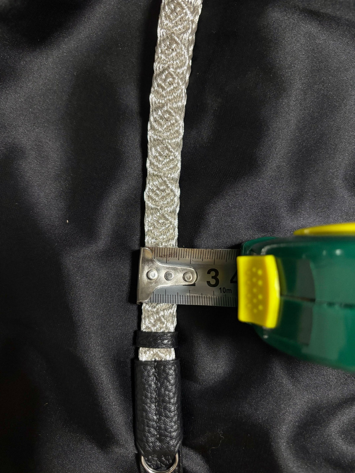 Kamera-Handgelenkurt aus echter Seide in Silber
