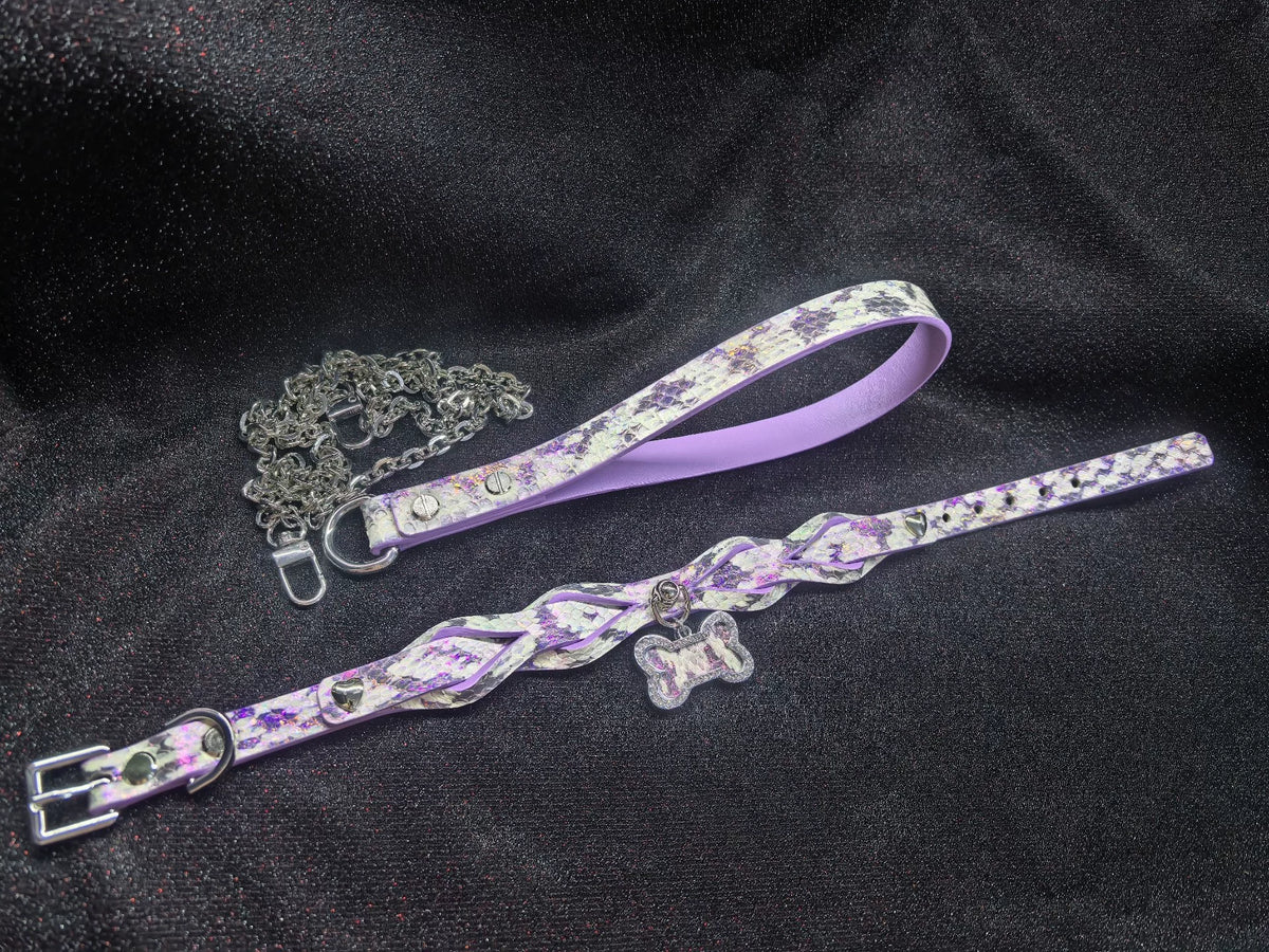 Ensemble collier et laisse tressés peau de serpent holographique