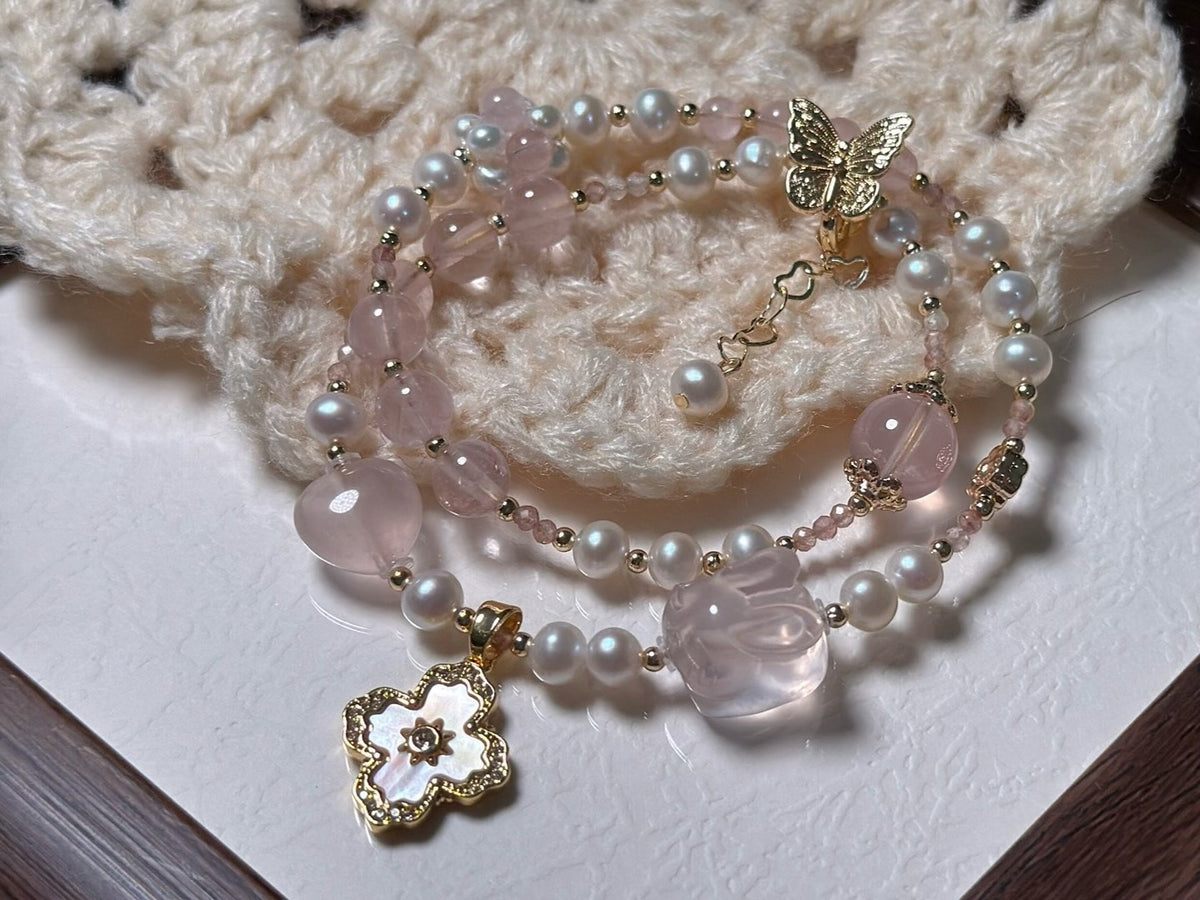 Brazalete de Cuarzo Rosa, Conejo y Perlas de Doble Capa