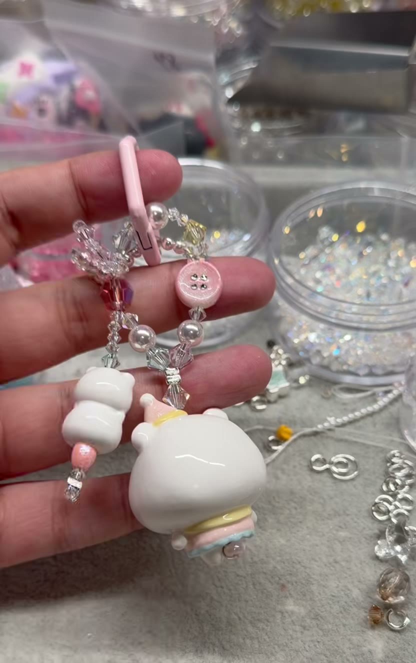 ハンドメイド くまのフィギュア ビーズ スマホストラップ