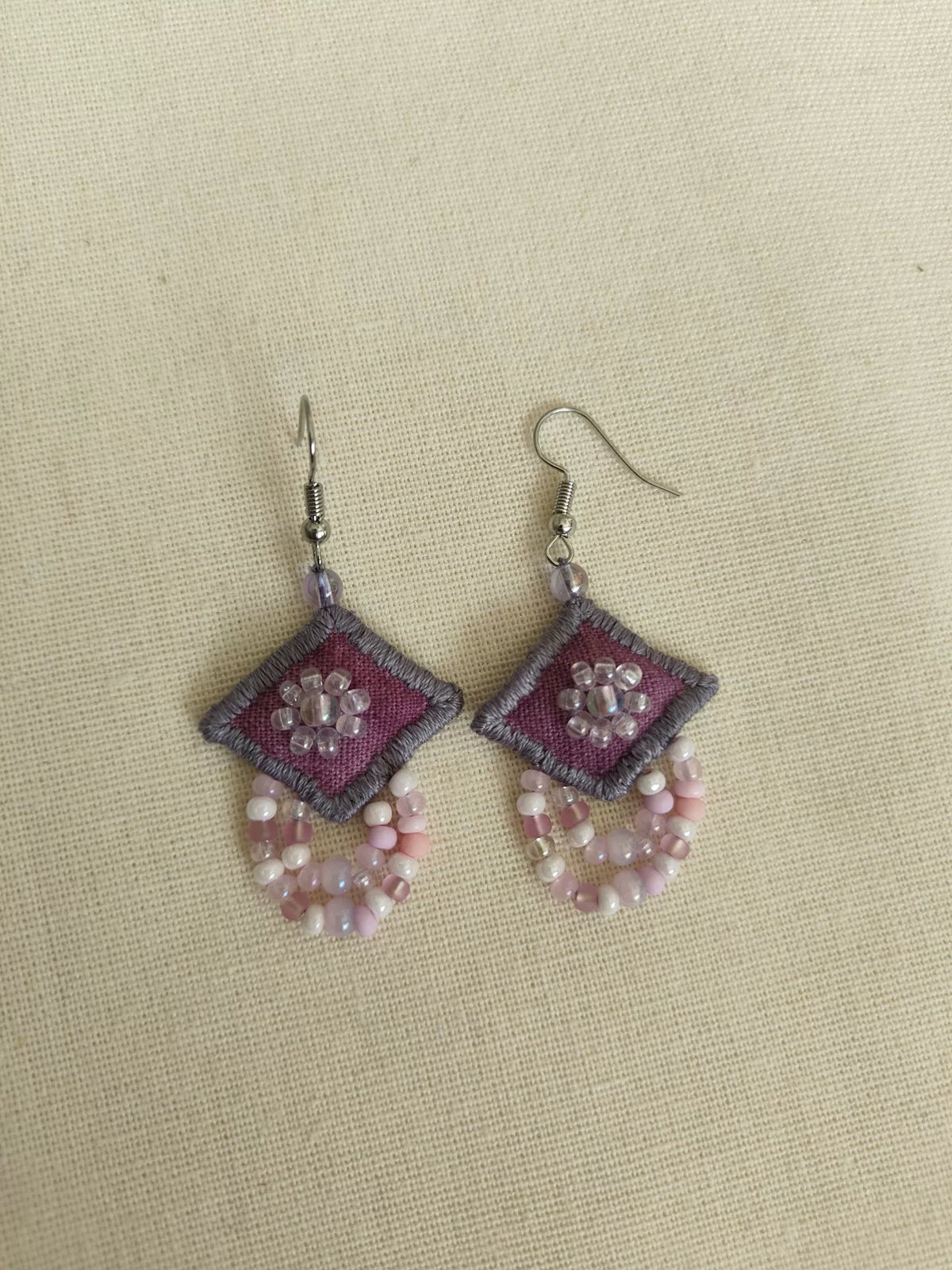 Boucles d'oreilles artisanales en tissu violet avec perles et frange