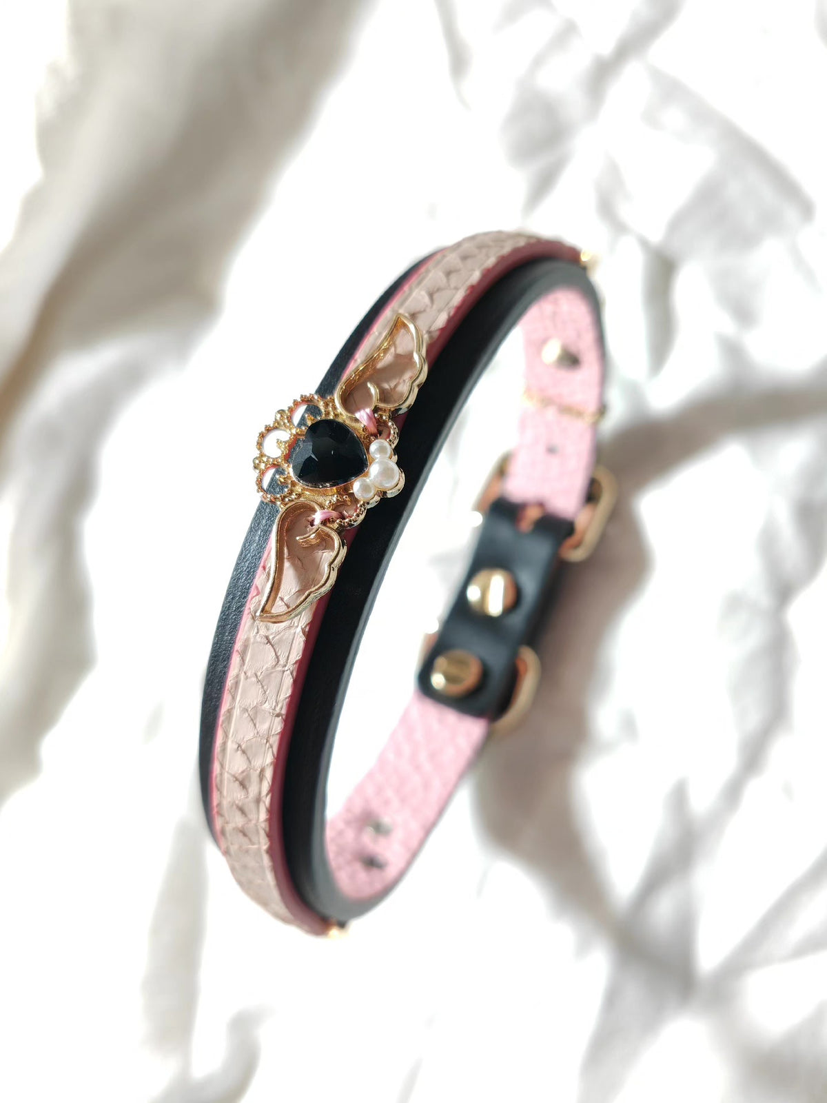 Tvålagers choker i svart läder med rosa ormskinn