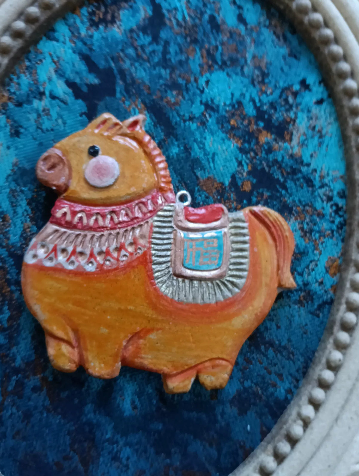 Pendente de Cavalo Tang em Argila Artesanal