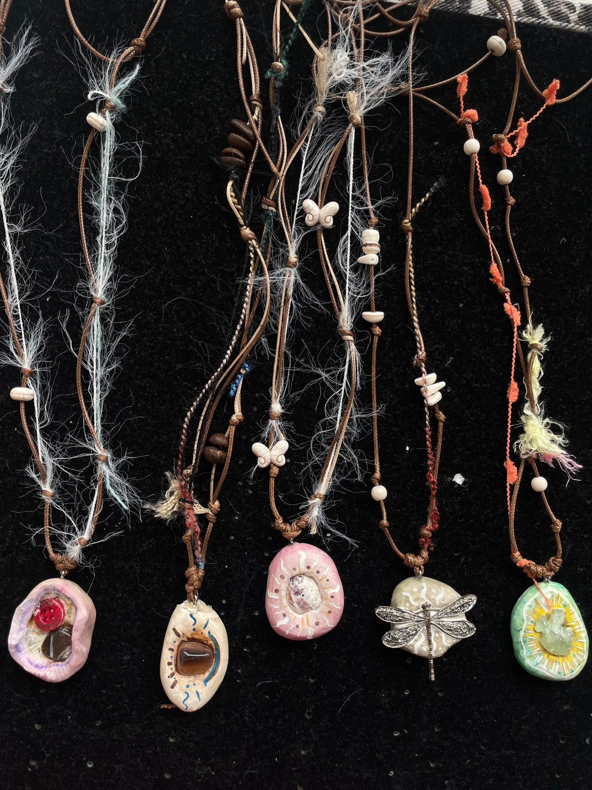 Collier artisanal avec pendentif en argile et agate