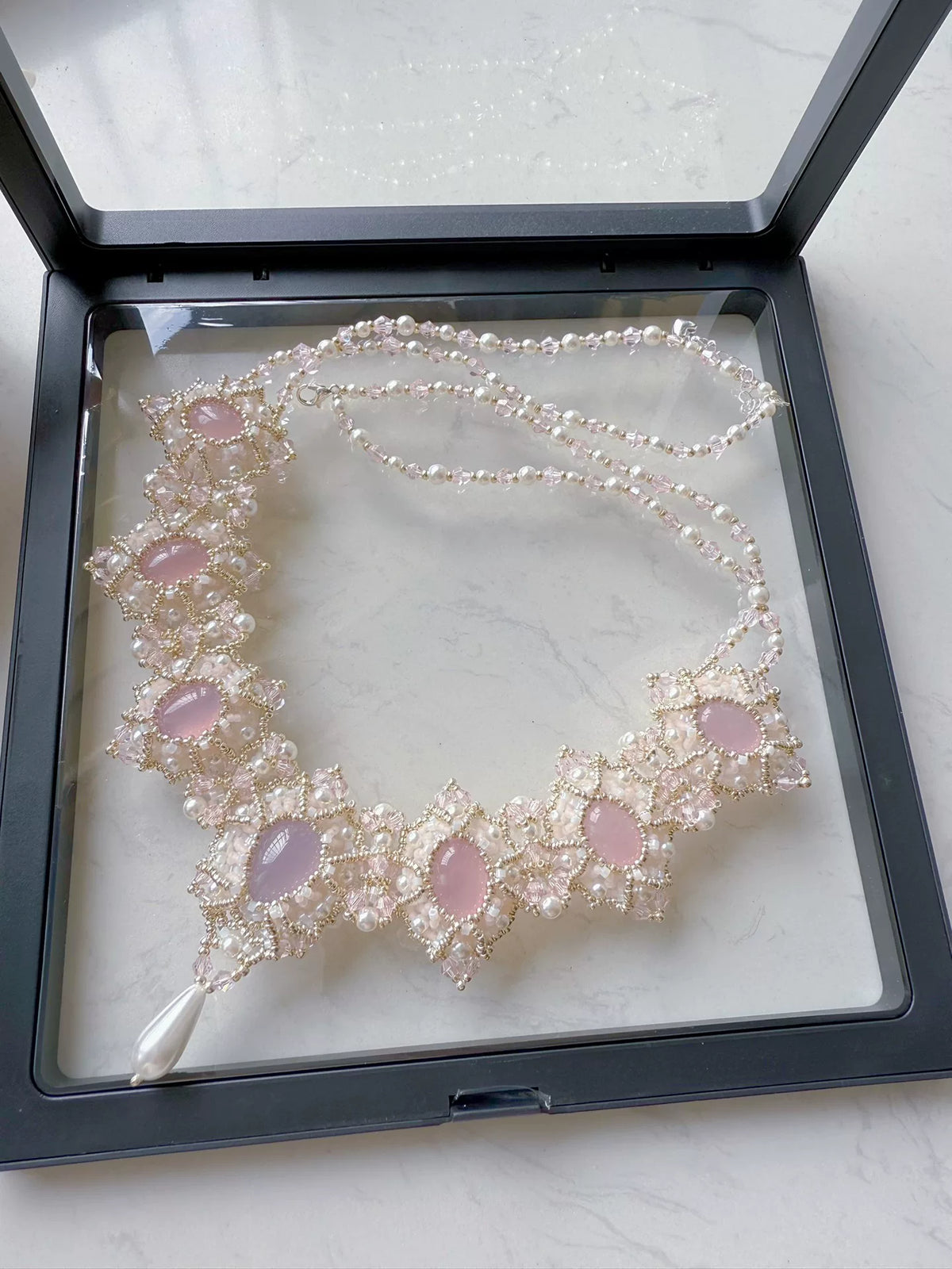 Halskette im Bib-Stil aus rosa Chalcedon