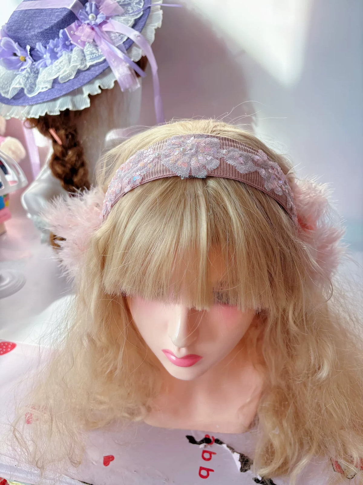 Diadema artesanal de encaje y plumas rosa Lolita