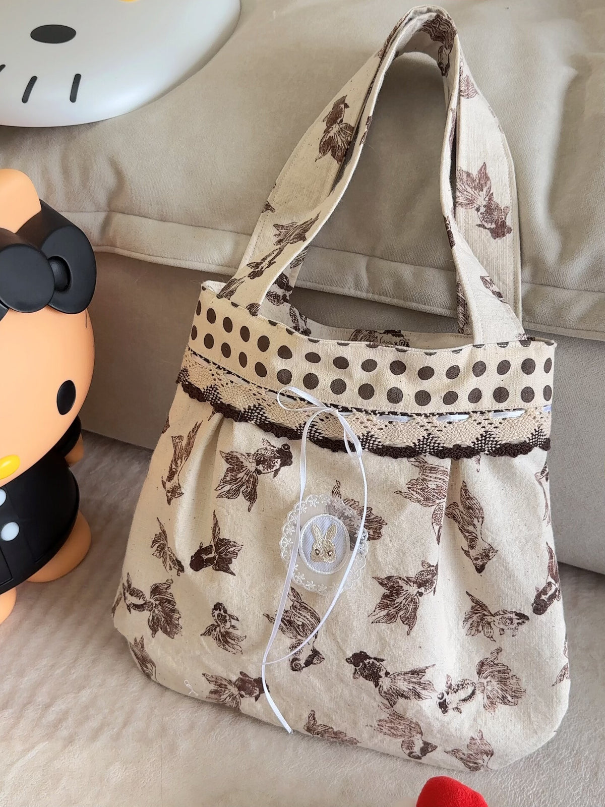 Borsa a spalla con stampa pesci rossi marrone caffè