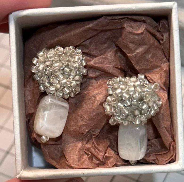 Orecchini con pendente perlinato artigianale bianco perla
