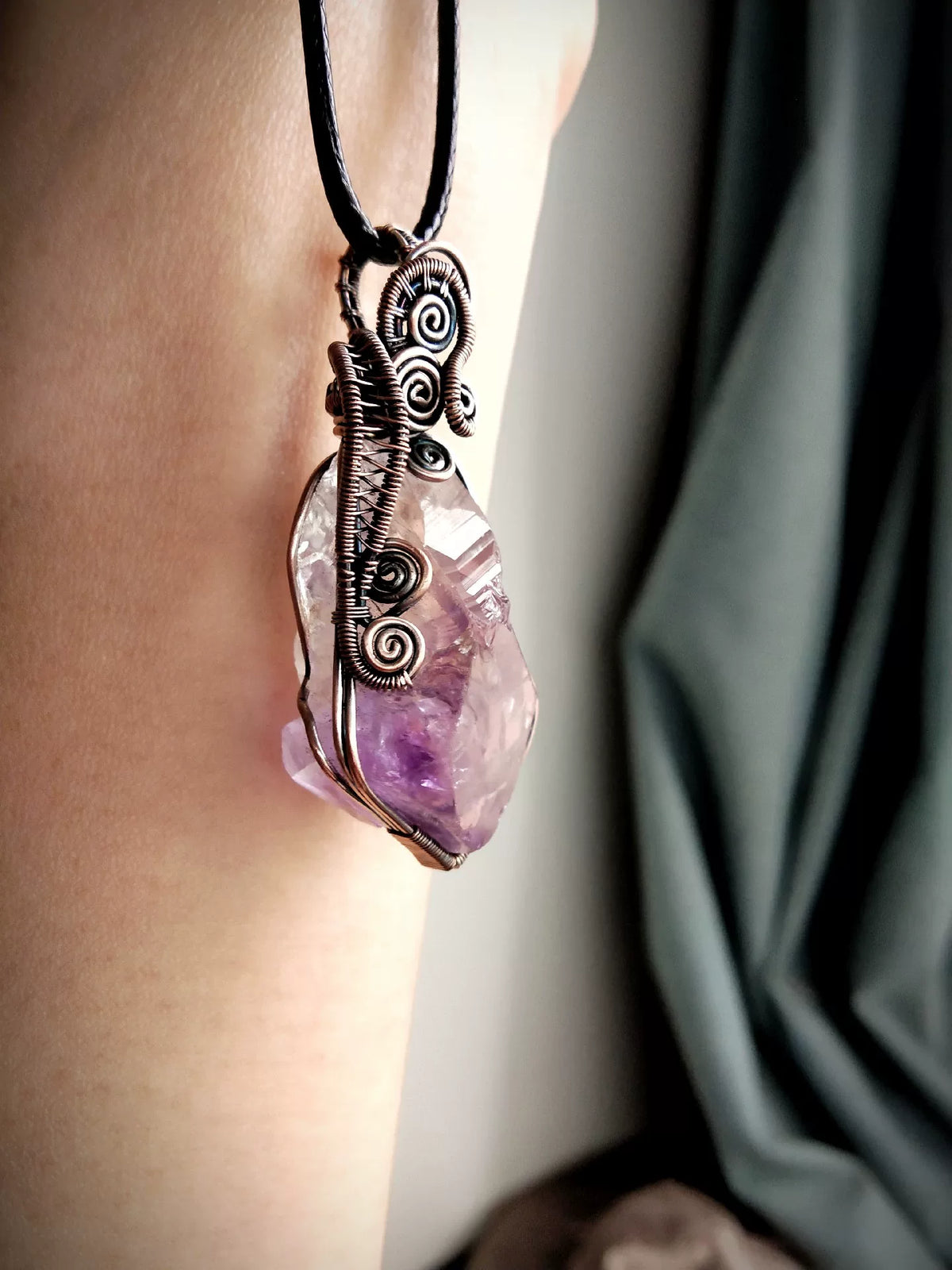 Collana con Pendente in Ametista a Scetto Avvolto in Filo