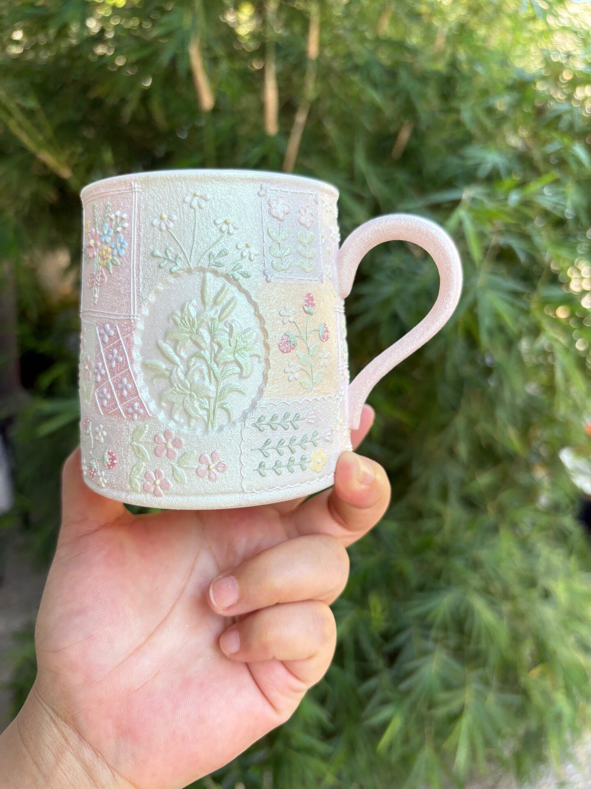 Tasse en céramique avec motif floral en relief givré d'argent