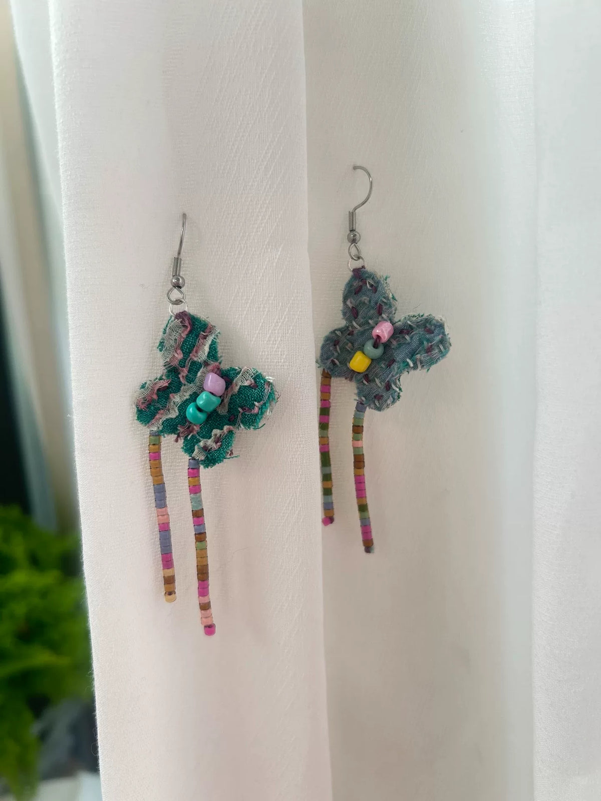 Boucles d'oreilles pendantes artisanales en tissu et perles