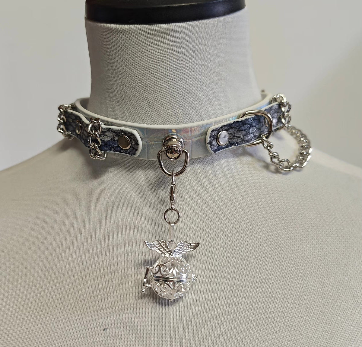 Handgemaakte choker van leer met bambostuur