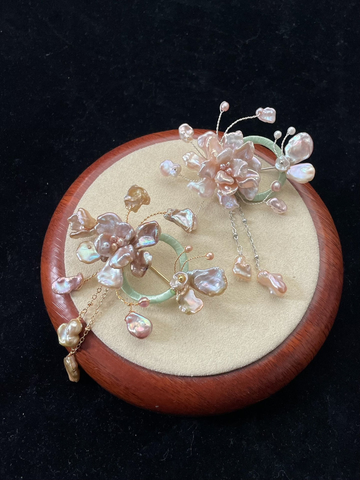 Broche de Pétalas em Pérola Natural com Pérolas Barrocas