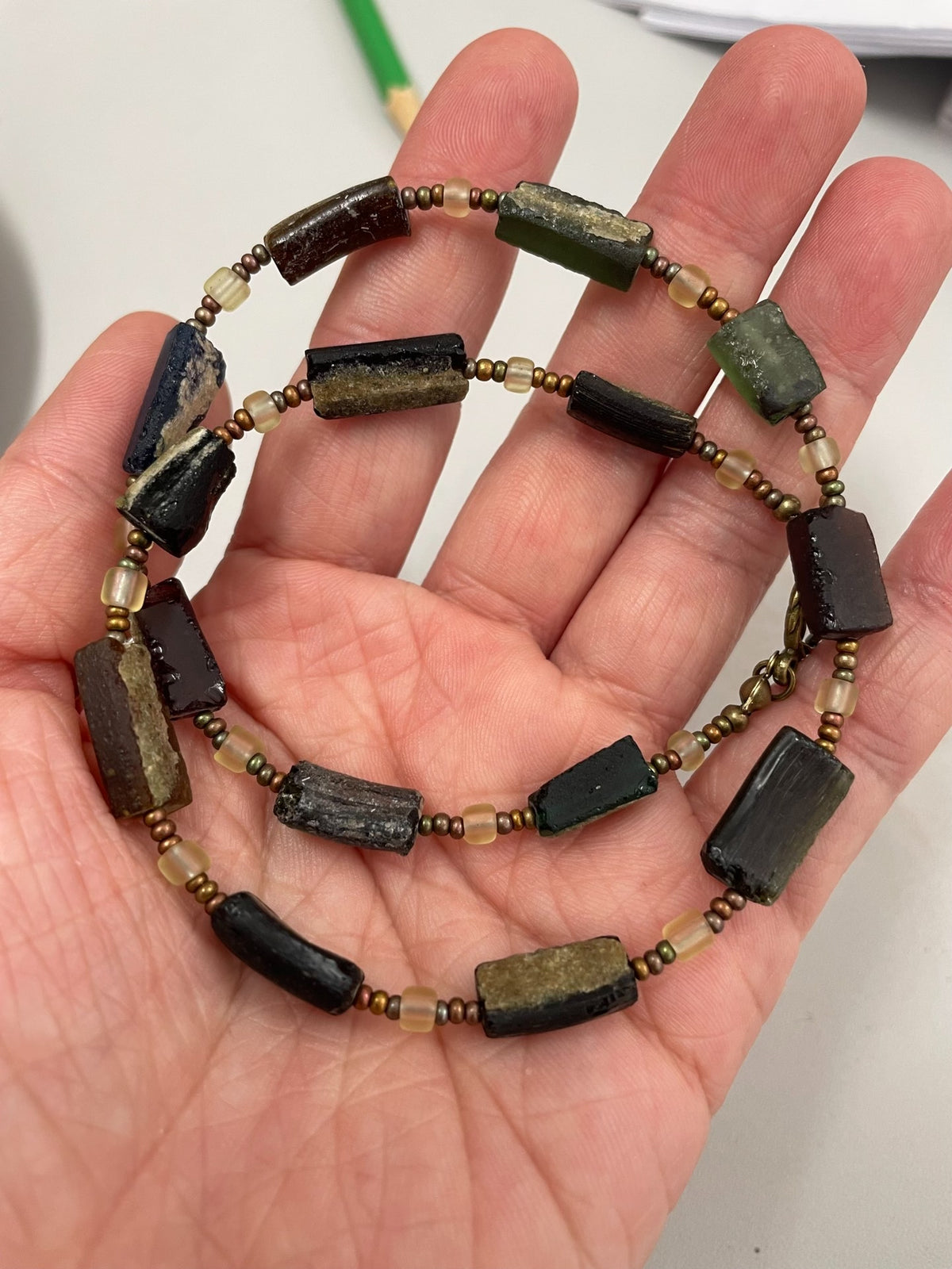 Collier de perles en verre romain antique
