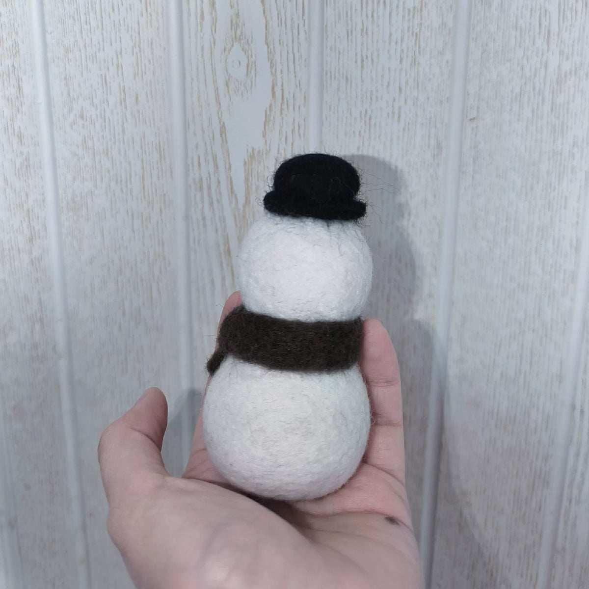 Handgefertigte Wollfilz-Schneemann-Figur mit Zylinder