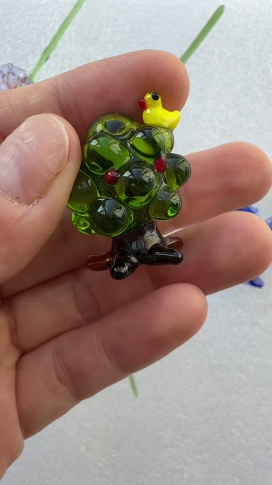 Figurine d'oiseau jaune sur arbre vert