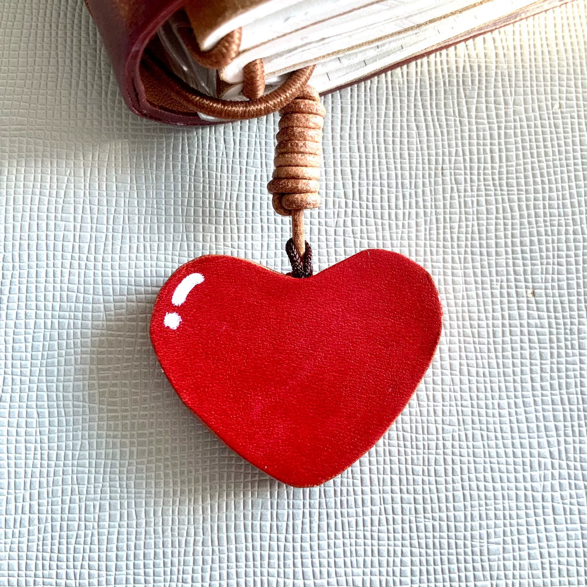 Set de colgantes de cuero de perro y corazón artesanales