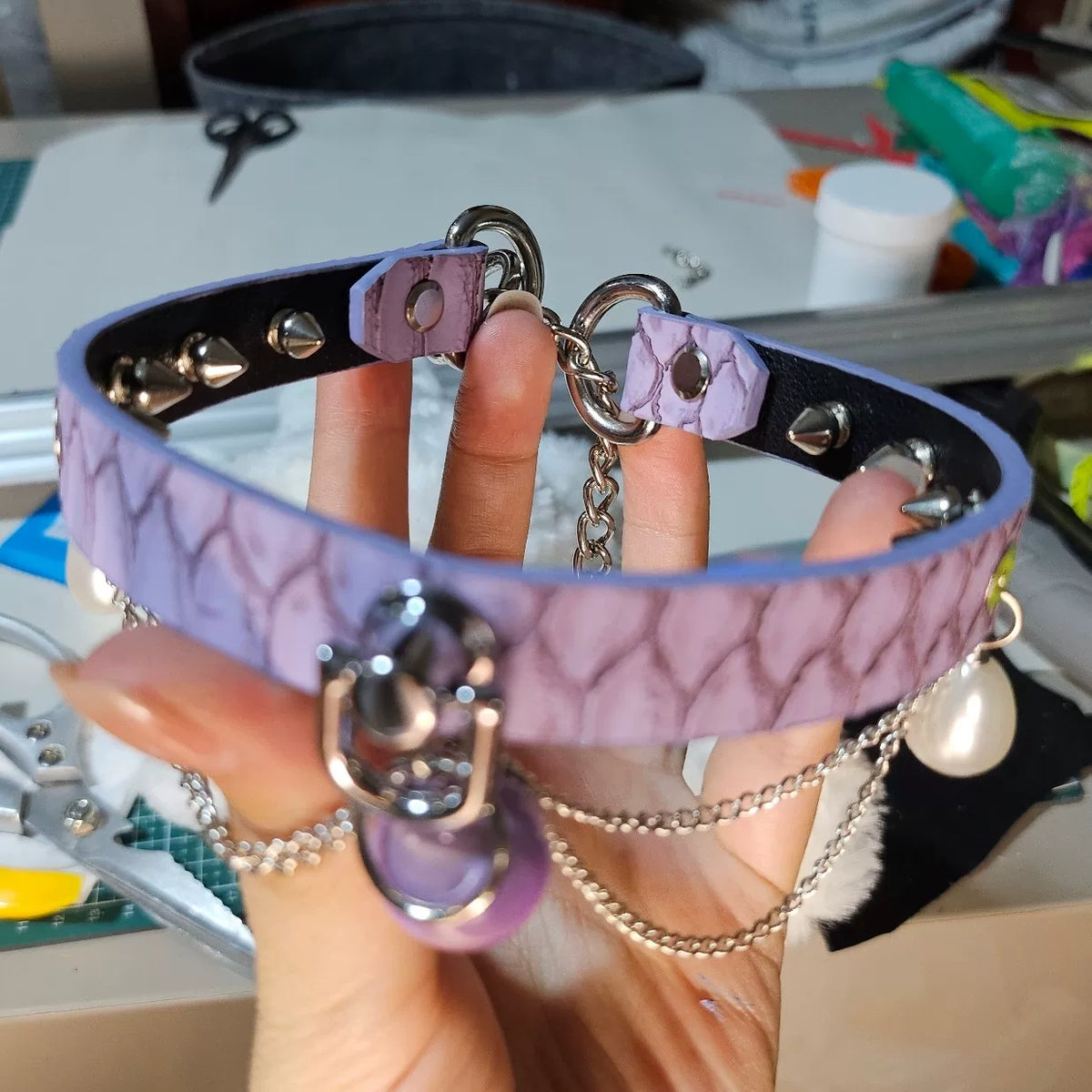 Collar choker de cuero con tachuelas invertidas hecho a mano