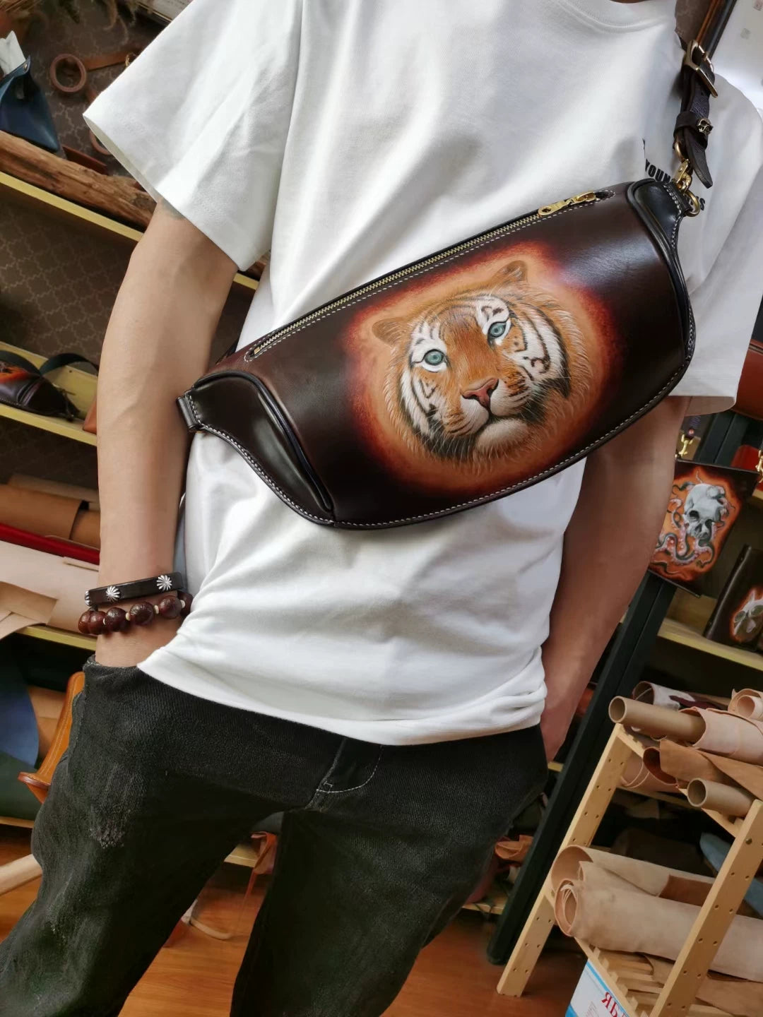Bolso de pecho de cuero con cabeza de tigre tallada a mano