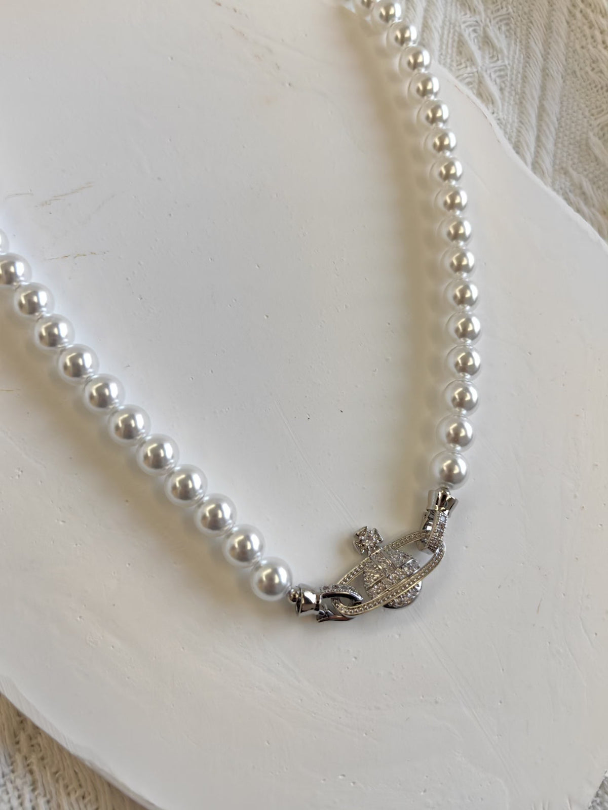 Collier de perles avec pendentif Saturne