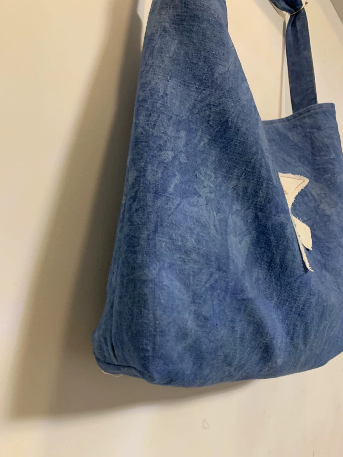 Borsa tote fatta a mano in cotone indaco con uccello ricamato