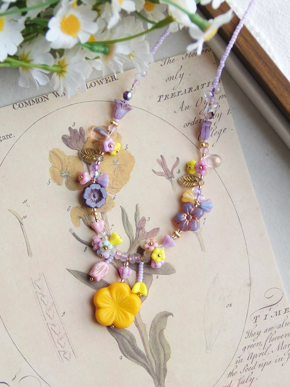 Collier en verre de Bohèque et fleur jaune