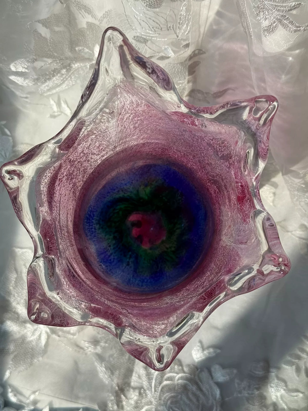 Vase haut en verre rose, bleu et vert avec rebord flamme