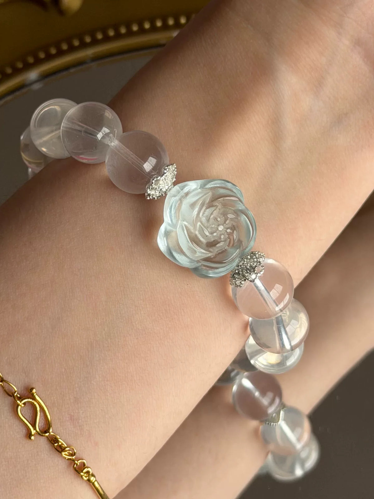 Naturligt kristallarmband med opalblomma
