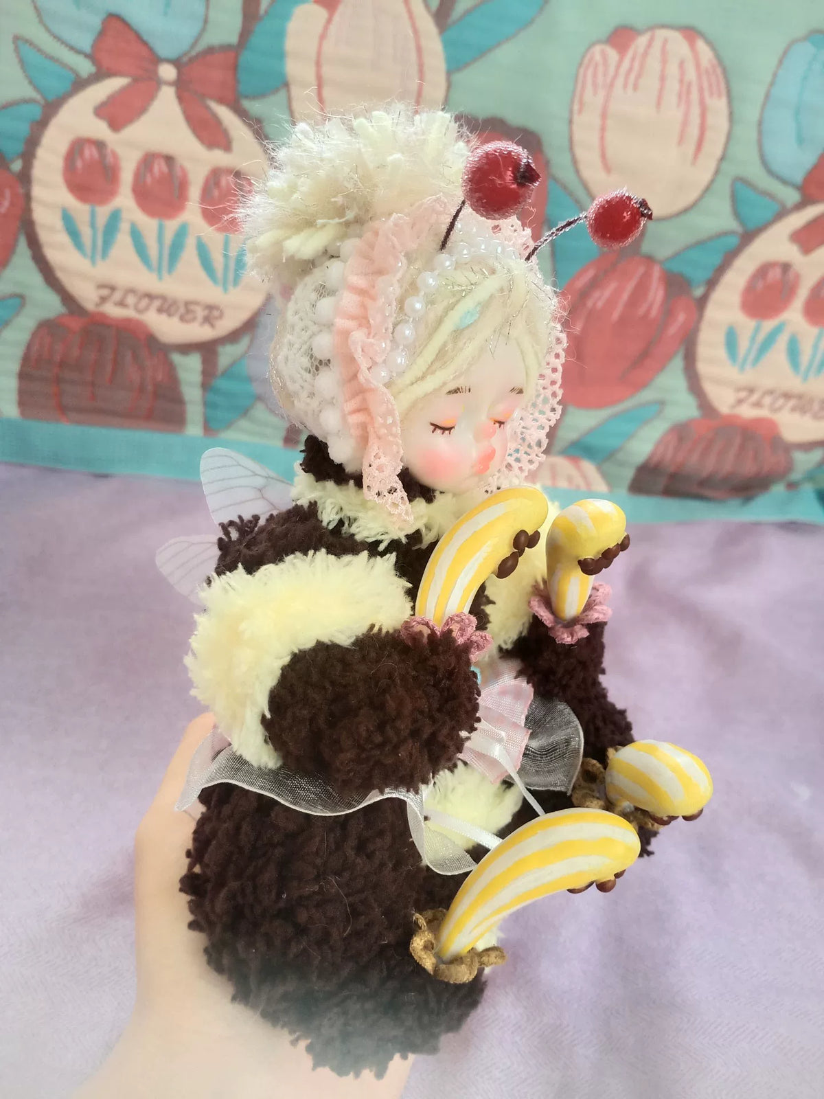 Poupée en peluche bourdon rayures marron et crème