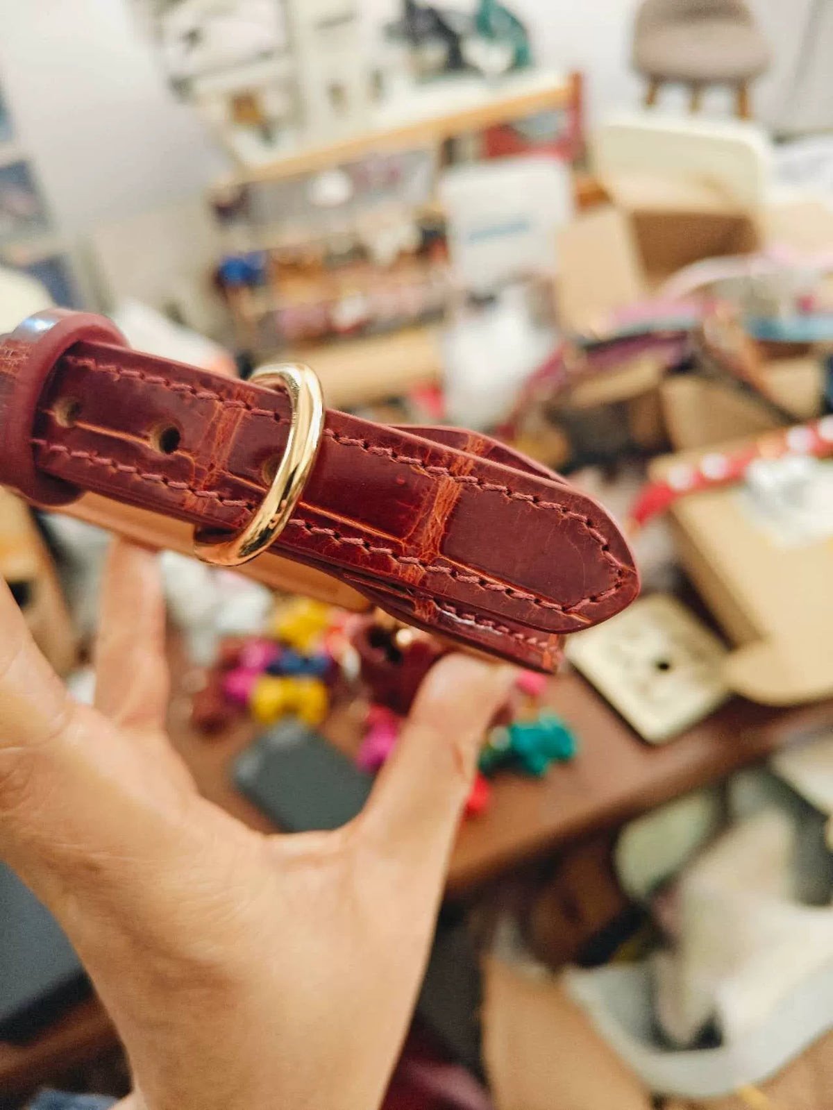 Chaveiro Wristlet em Bordô com Relevo de Crocod