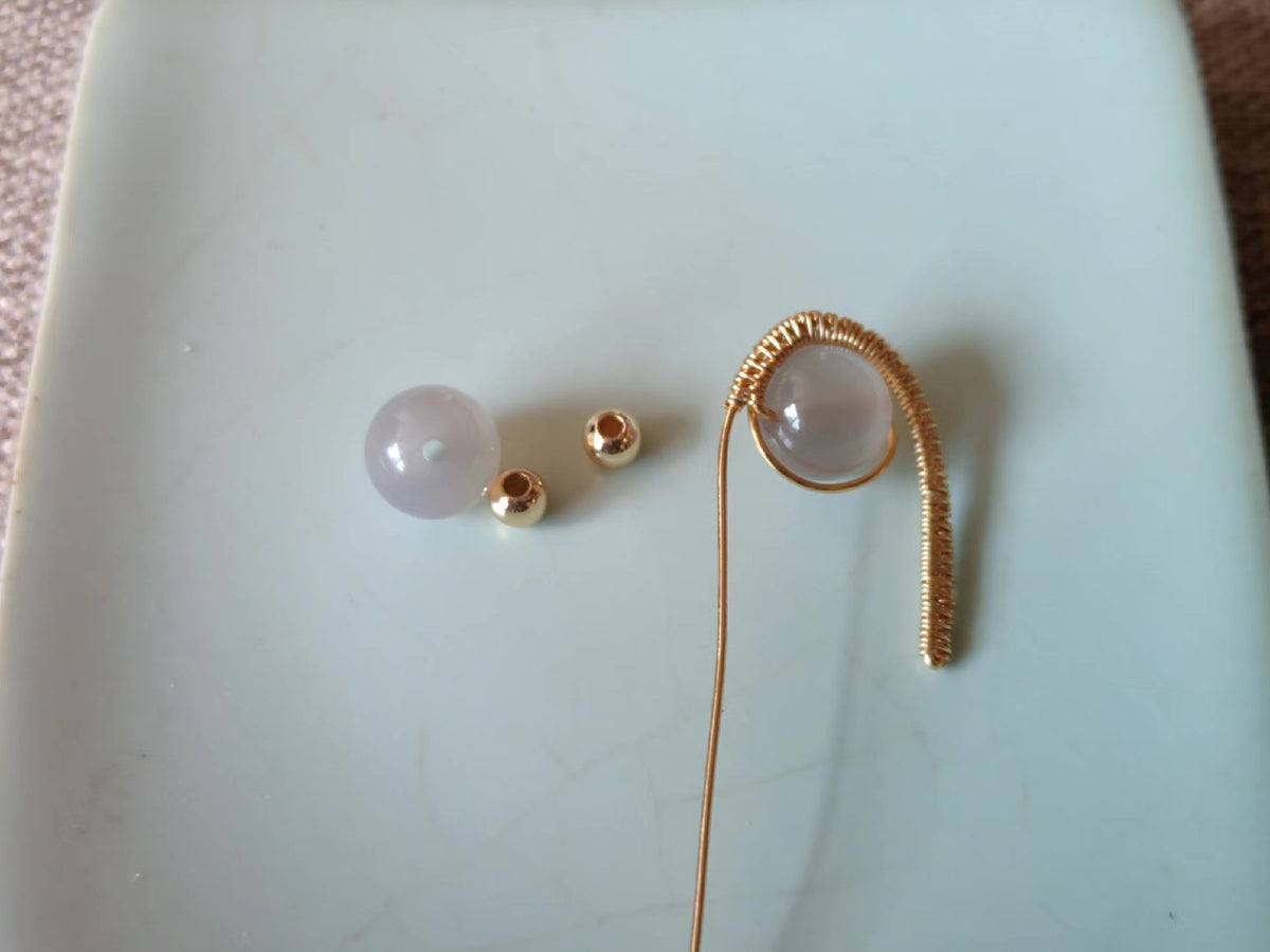 Pendentif Goutte Dorée en Fil Torsadé