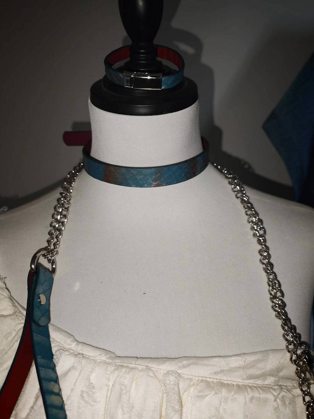 Handgefertigte Leder-Halsband in Teal-Schlangenoptik