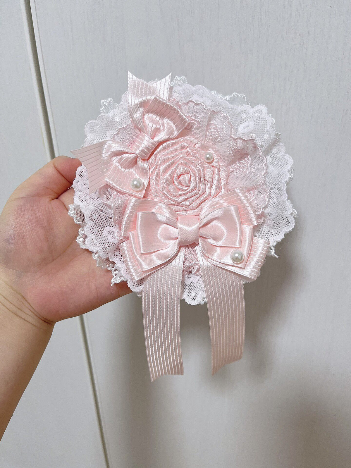 Rosa Satinrose Spitzenbrosche