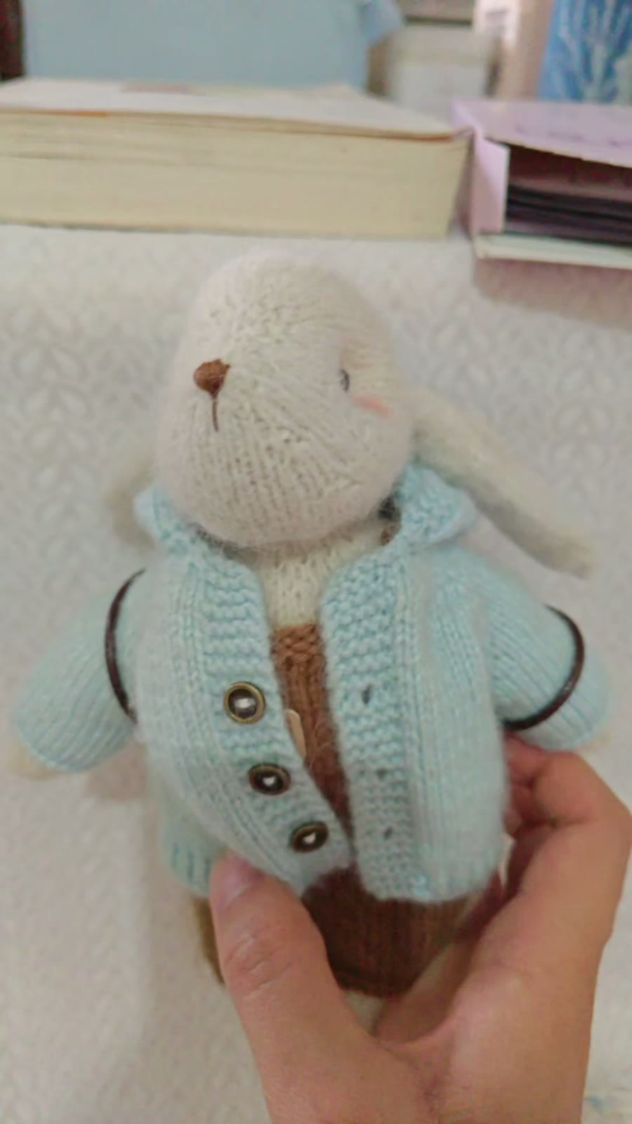 Poupée lapin blanc tricotée à la main avec gilet bleu