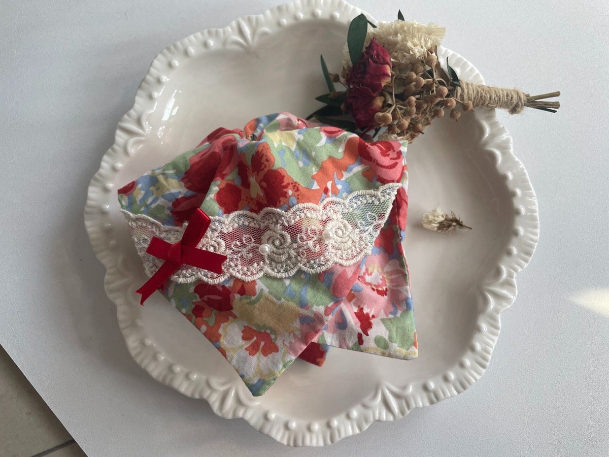 Handgefertigter roter Blumen-Schal-Scrunchi mit Spitze