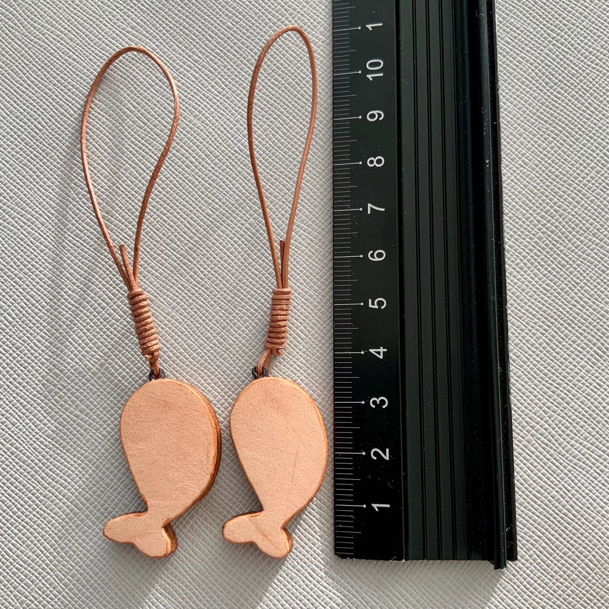 Handgefertigter italienischer Leder-Delfin-Anhänger