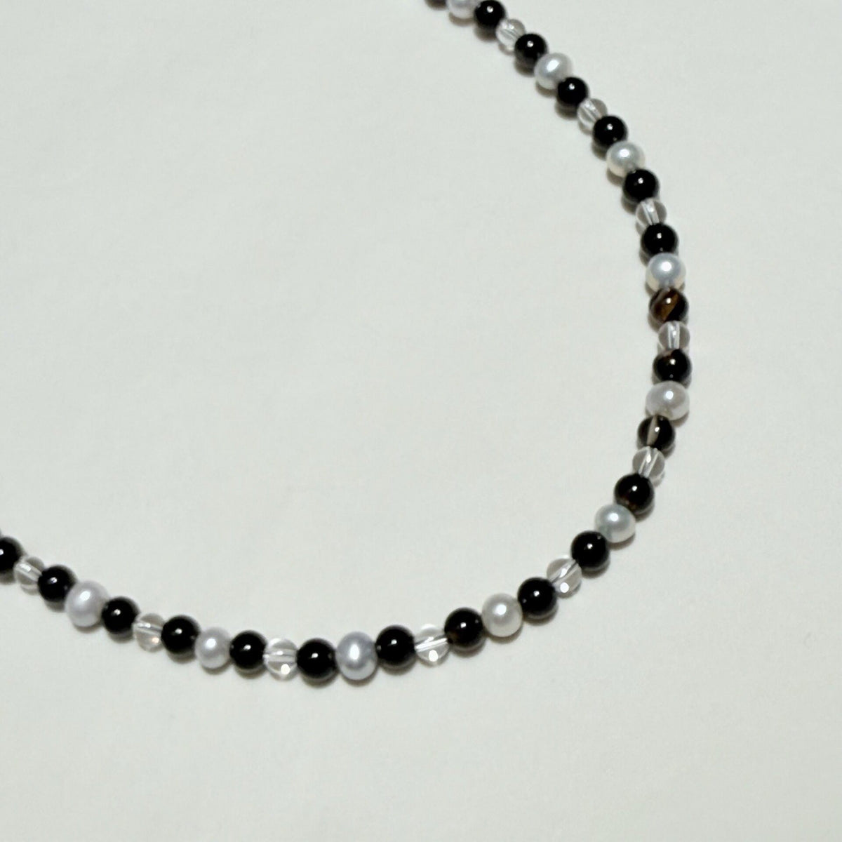 Perlenkette mit schwarzem Achat, weißen Perlen und klarem Kristall