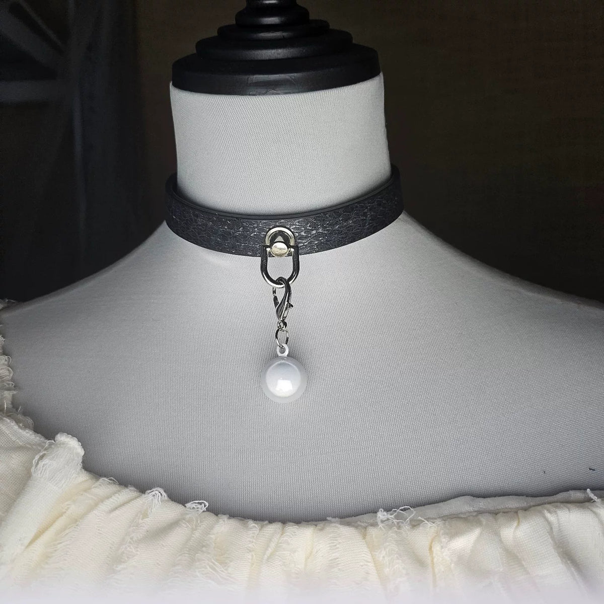 Zwarte choker van leer met slangenstructuur