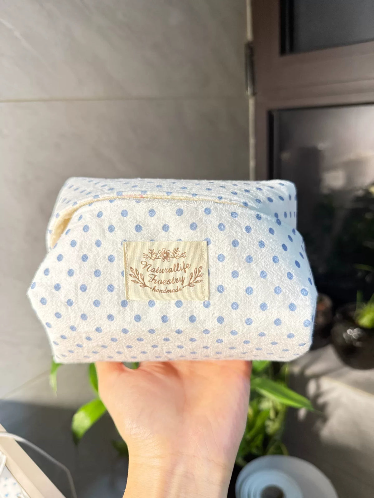 Funda para pañuelos de tela con lunares azules hecha a mano
