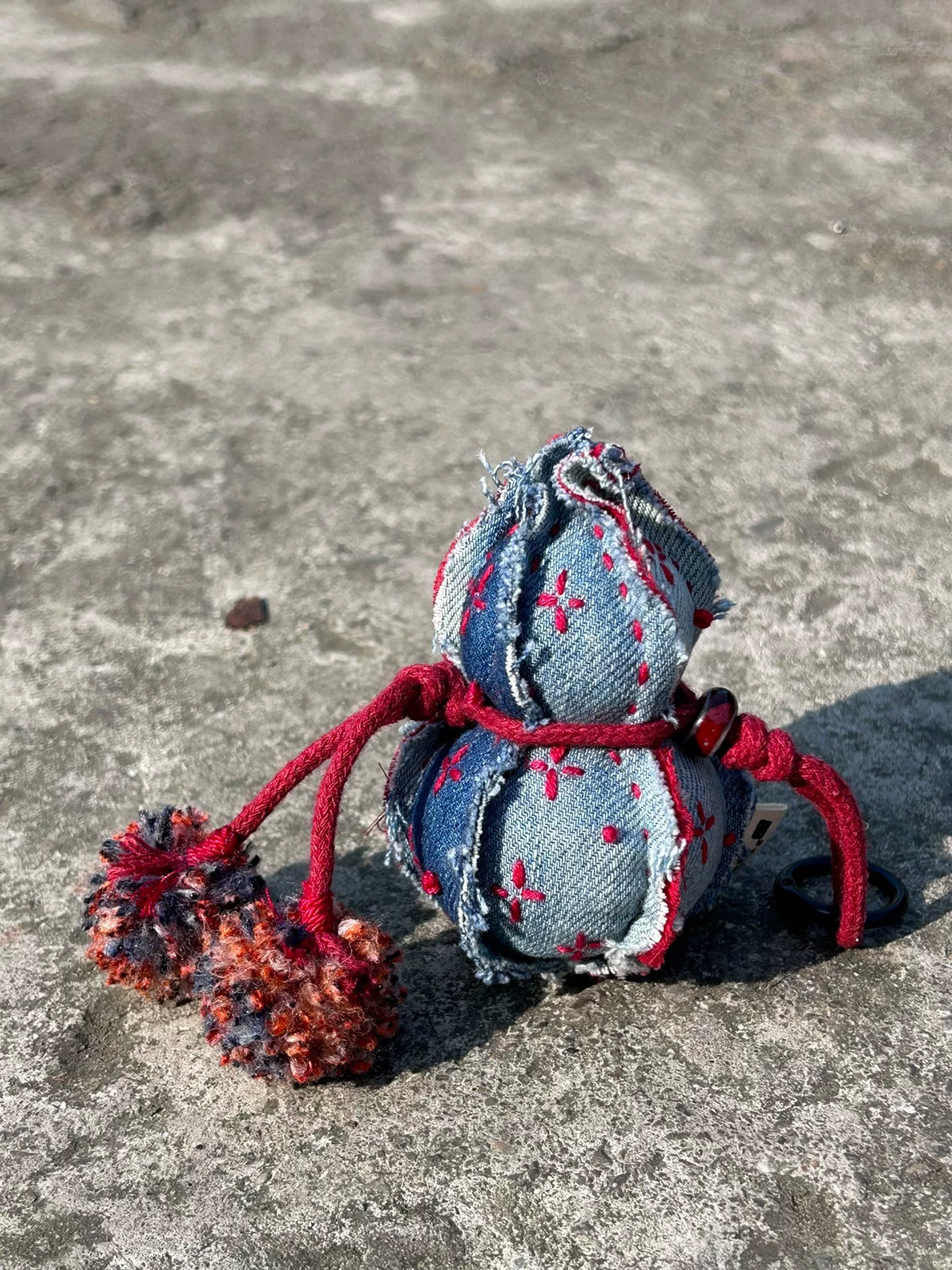 Saco de Denim com Bordado Vermelho