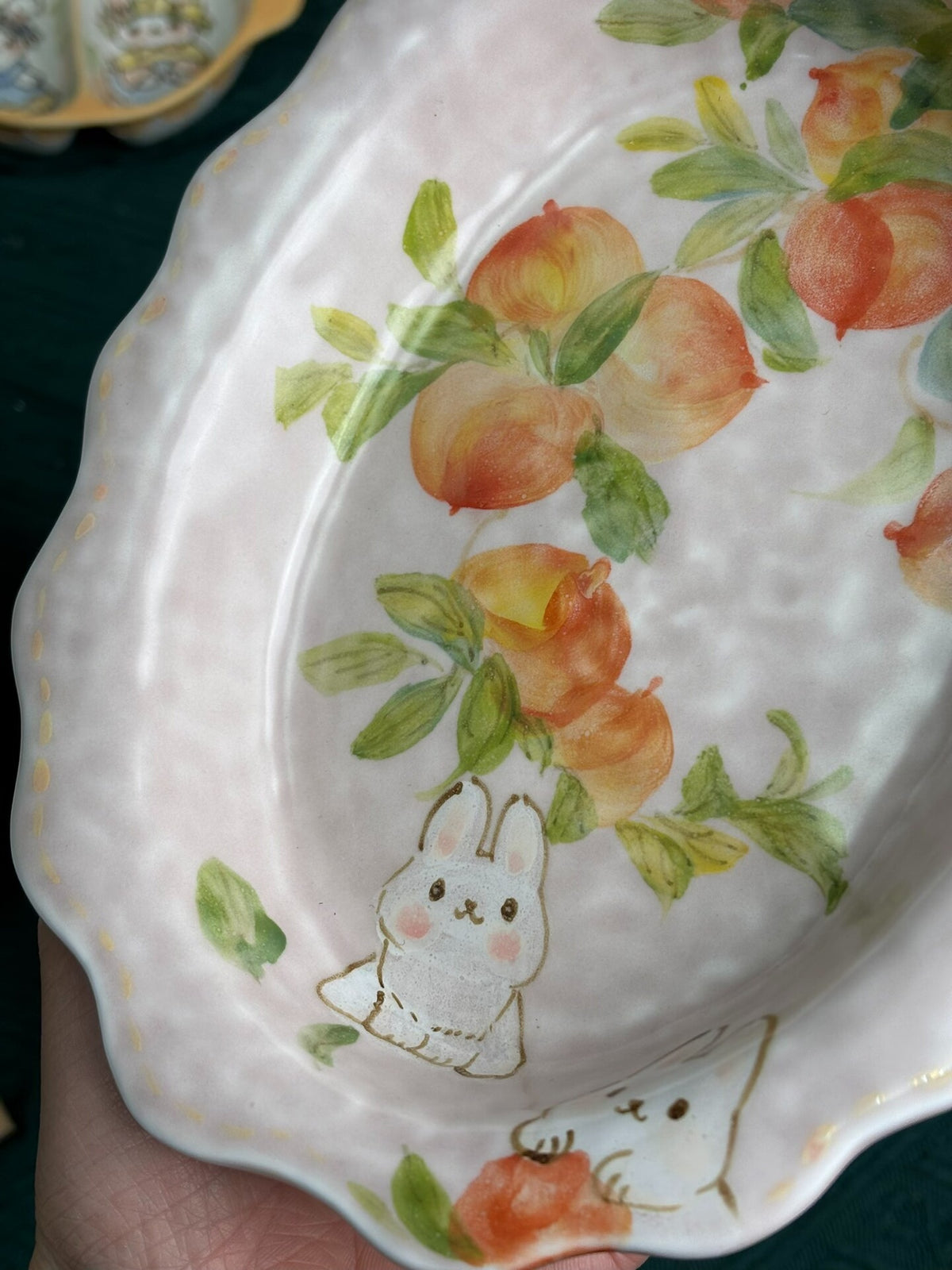 Handbemalte ovale Keramikschale mit Hase und Pfirsich