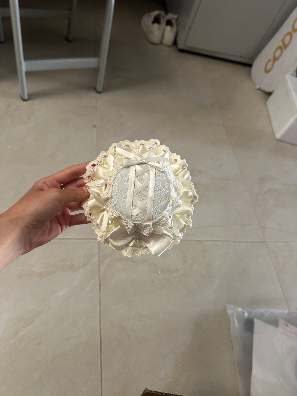 Elfenbein-Haube im Lolita-Stil mit Spitze