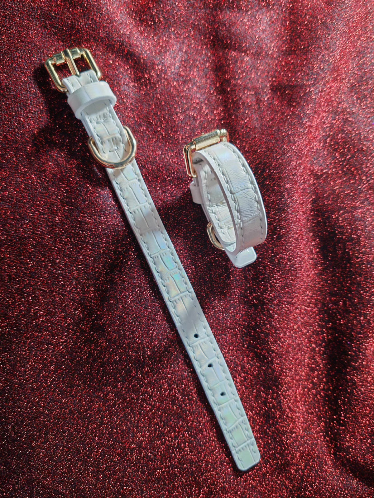 Set collare e guinzaglio per cane in pelle bianca iridescente effetto coccodrillo